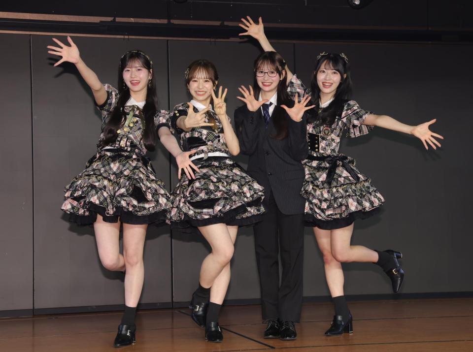 元気にポーズを決めるＡＫＢ４８の（左から）八木愛月、倉野尾成美、伊藤百花、佐藤綺星（撮影・棚橋慶太）