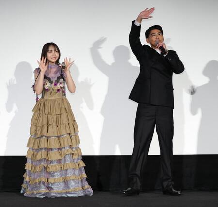 手を振る稲垣来泉（左）と賀来賢人（撮影・棚橋慶太）