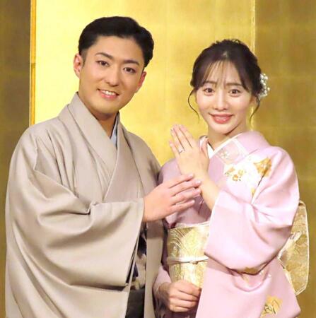 ２５年１１月、義母となる三田寛子が結婚会見で着た着物を着て婚約会見にのぞんだ能條愛未