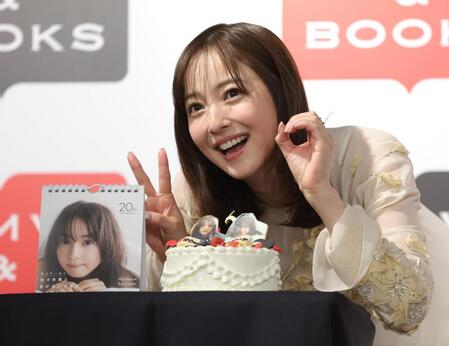 デビュー２０周年のお祝いケーキの前でポーズをとる佐々木希（撮影・西岡正）