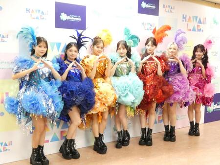初の武道館公演にちなみ玉ねぎポーズをするＣＡＮＤＹ　ＴＵＮＥの（左から）福山梨乃、桐原美月、南なつ、小川奈々子、立花琴未、宮野静、村川緋杏