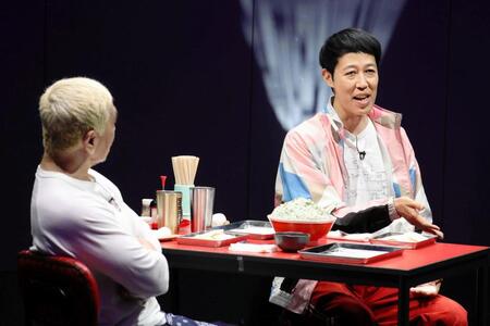 生配信で盛り上がる松本人志（左）と小籔千豊©吉本興業