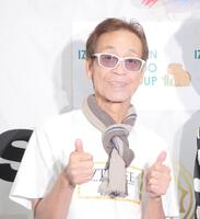 笑顔を見せる清水アキラ