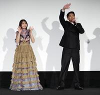 手を振る稲垣来泉（左）と賀来賢人（撮影・棚橋慶太）