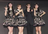 「Ｋアリーナ横浜」のポーズを決める（左から）八木愛月、倉野尾成美、伊藤百花、佐藤綺星（撮影・棚橋慶太）