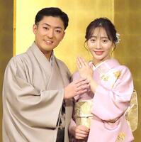 ２５年１１月、義母となる三田寛子が結婚会見で着た着物を着て婚約会見にのぞんだ能條愛未