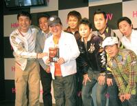 初監督ＤＶＤ映画発売で竜兵会のメンバーに囲まれ笑顔の上島竜兵さん（２００７年）