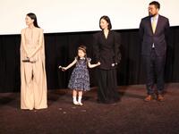 映画「ＦＵＪＩＫＯ」公開記念舞台あいさつで子役の渡辺友那と仲良く手をつなぐＭＥＧＵＭＩ
