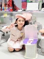 お気に入りの作品、トイレ（右）とパソコン（上）を見せる望蘭