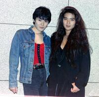 飯島直子（右）とユニット「ＷーＮＡＯ」を結成した網浜直子＝１９９２年