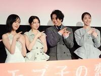 「モブ子の恋」公開記念舞台あいさつでポーズを決める（左から）早瀬憩、桜田ひより、木戸大聖、唐田えりか