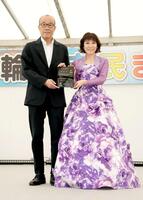 輪島市長・坂口茂さん（左）から輪島塗の委嘱状が授与される水森かおり
