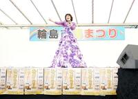 「輪島朝市」などを熱唱する水森かおり