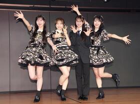 元気いっぱいのＡＫＢ４８の（左から）八木愛月、倉野尾成美、伊藤百花、佐藤綺星