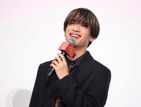 笑顔を見せるなにわ男子・高橋恭平（撮影・石井剣太郎）