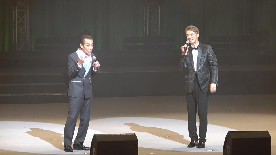 コンサートに親子揃って出演する清水アキラ（左）と清水良太郎