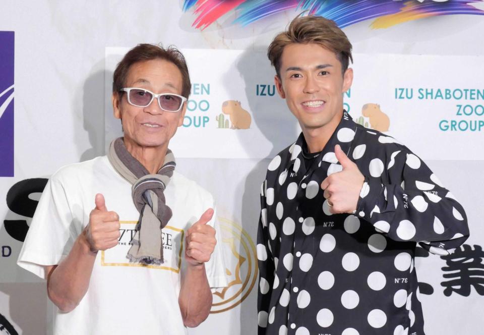 笑顔を見せる清水アキラ（左）と清水良太郎