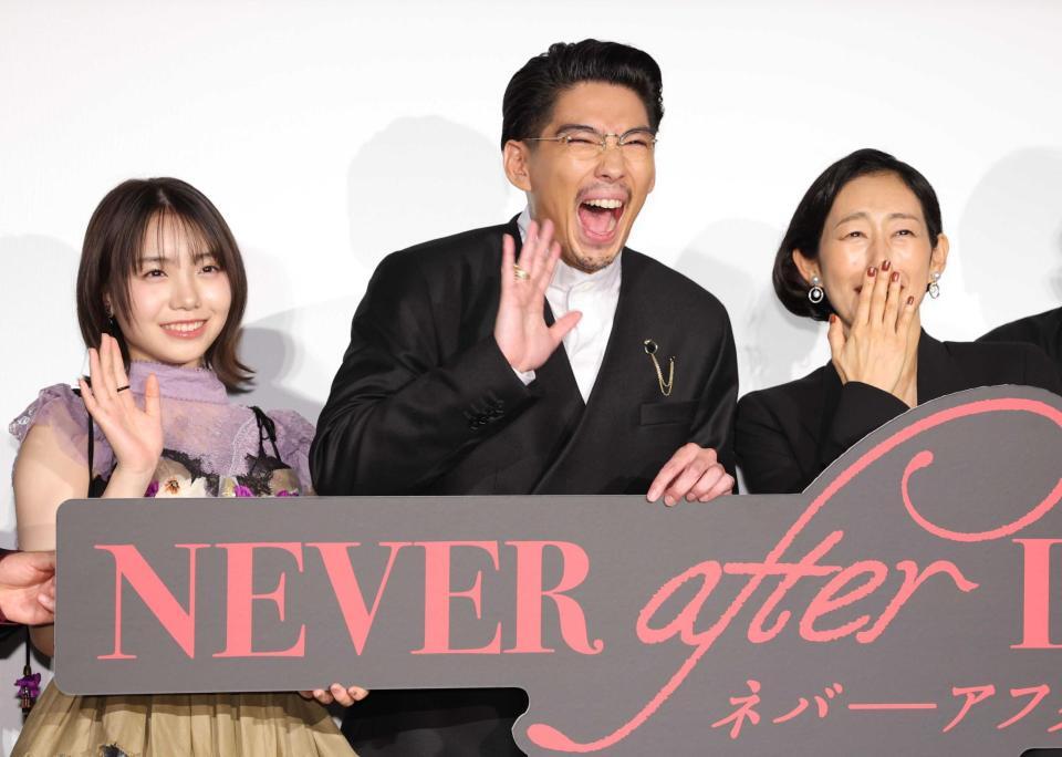 笑顔の（左から）稲垣来泉、賀来賢人、木村多江（撮影・棚橋慶太）