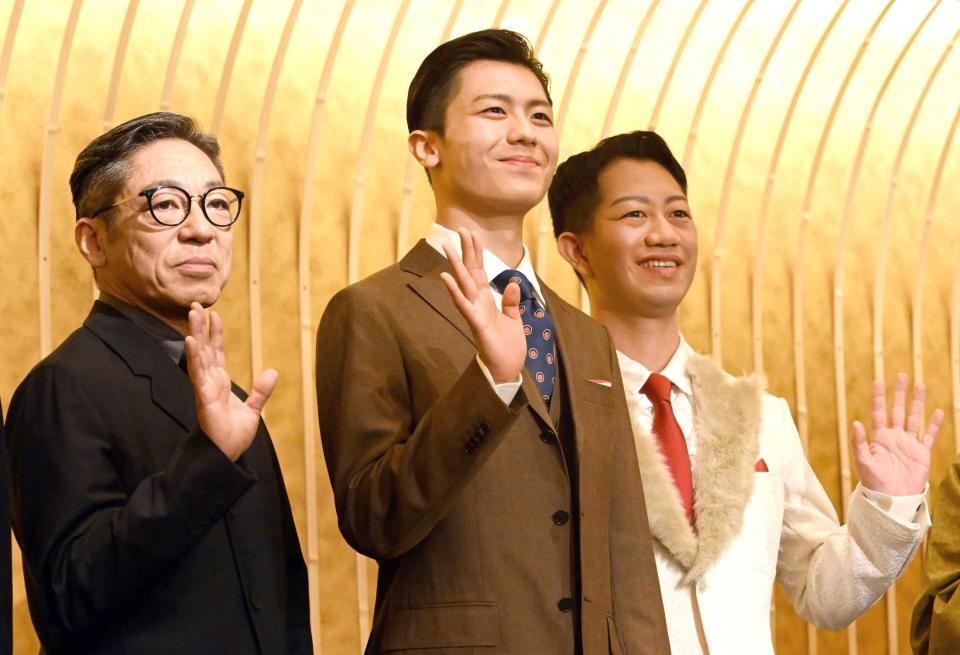 手を振る（左から）市川中車、市川團子、中村壱太郎（撮影・堀内翔）