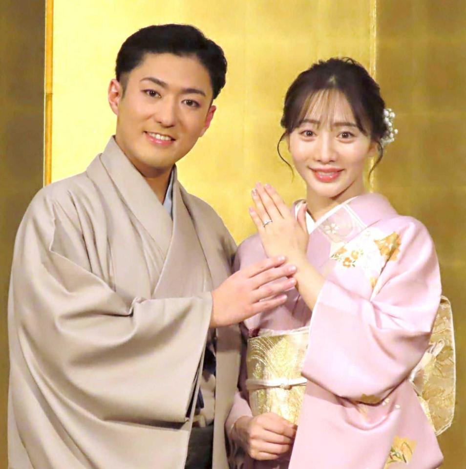 ２５年１１月、義母となる三田寛子が結婚会見で着た着物を着て婚約会見にのぞんだ能條愛未