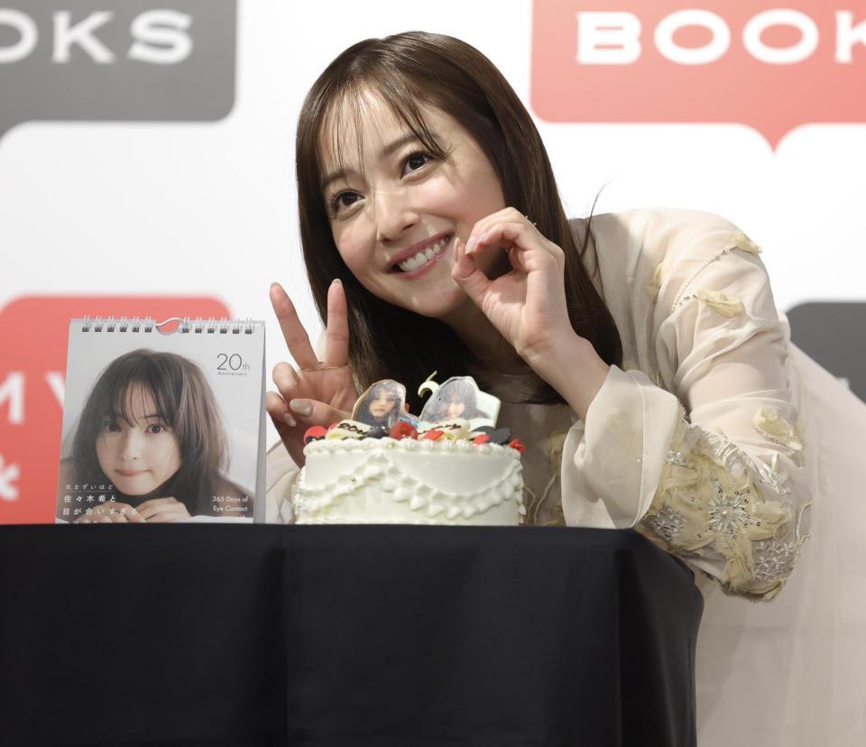 ケーキの前で笑顔を見せる佐々木希（撮影・西岡正）