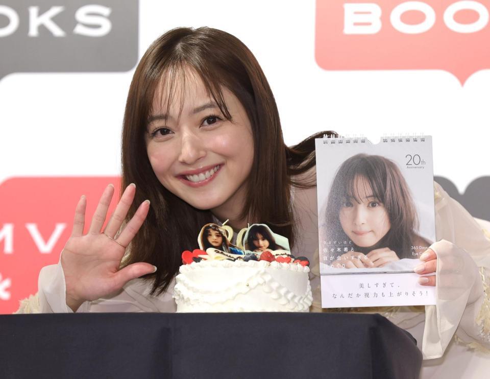 デビュー２０周年のお祝いケーキの前で手を振る佐々木希Ａ（撮影・西岡正）