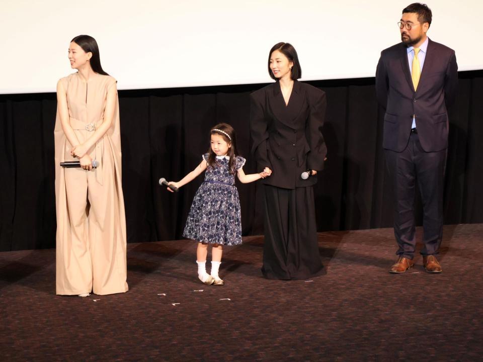 映画「ＦＵＪＩＫＯ」公開記念舞台あいさつで子役の渡辺友那と仲良く手をつなぐＭＥＧＵＭＩ