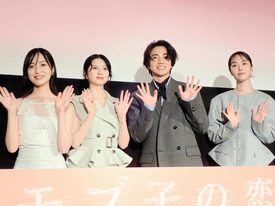 「モブ子の恋」公開記念舞台あいさつで手を振る（左から）早瀬憩、桜田ひより、木戸大聖、唐田えりか