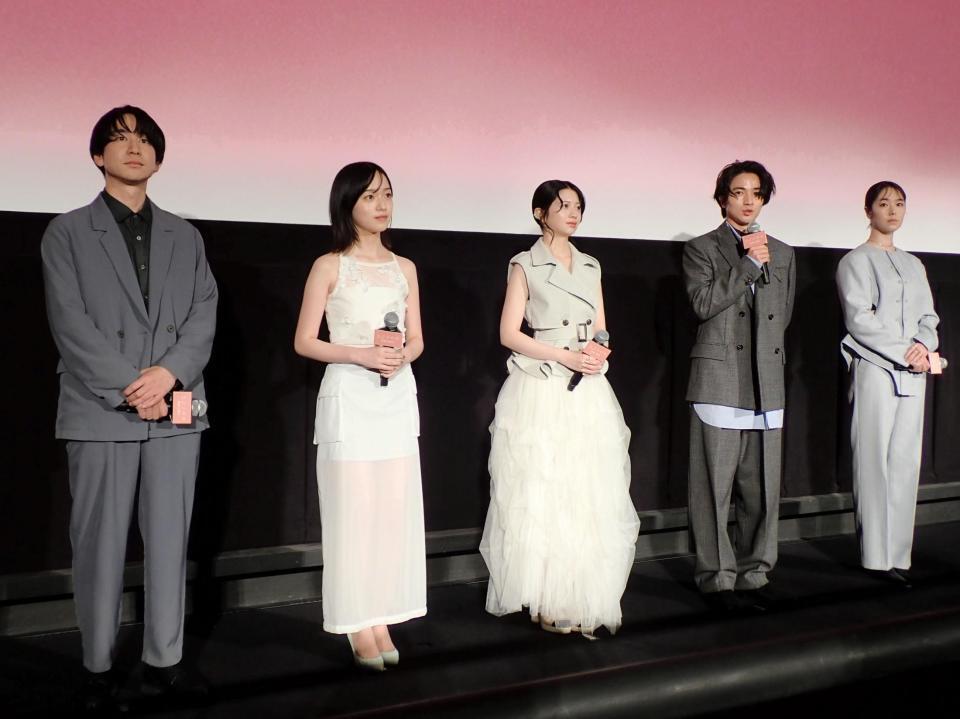 「モブ子の恋」公開記念舞台あいさつを行った（左から）風間太樹監督、早瀬憩、桜田ひより、木戸大聖、唐田えりか