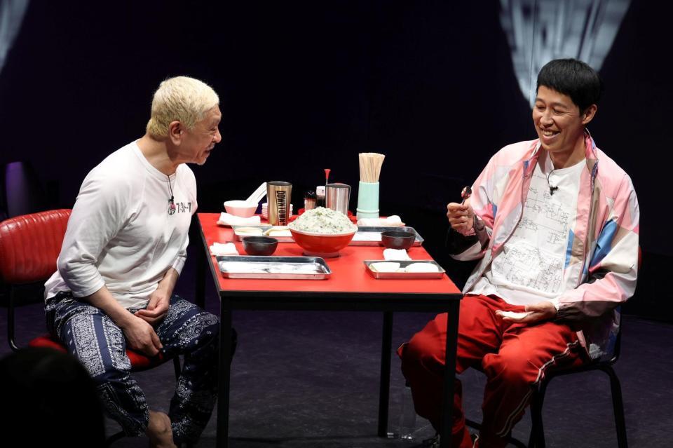 生配信で盛り上がる松本人志（左）と小籔千豊©吉本興業