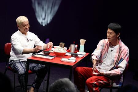 生配信で盛り上がる松本人志（左）と小籔千豊©吉本興業