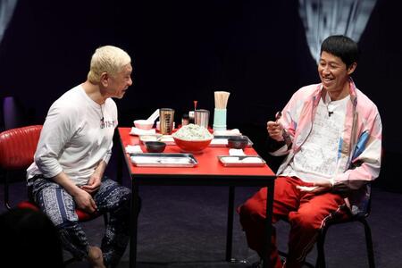 生配信で盛り上がる松本人志（左）と小籔千豊©吉本興業
