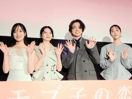 「モブ子の恋」公開記念舞台あいさつで手を振る（左から）早瀬憩、桜田ひより、木戸大聖、唐田えりか