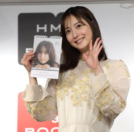 カレンダーを持ち、手を振る佐々木希（撮影・西岡正）