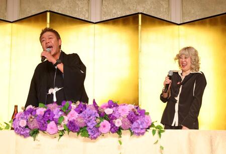 あいさつする玉袋筋太郎（左）と妻の紀子さん（撮影・石井剣太郎）