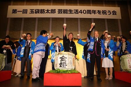乾杯する玉袋筋太郎ら（中央右）＝撮影・石井剣太郎