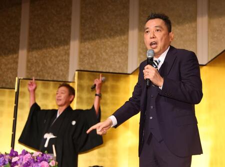 玉袋筋太郎にお祝いの言葉を贈る爆笑問題・太田光（右）＝撮影・石井剣太郎