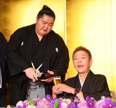 玉袋筋太郎と琴桜（左）（撮影・石井剣太郎）