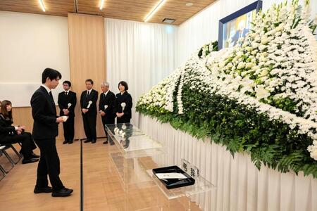加藤一二三さんのお別れの会で献花する藤井聡太六冠（日本将棋連盟提供）