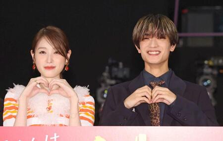 ポーズをとる高橋ひかる（左）となにわ男子・高橋恭平（撮影・石井剣太郎）
