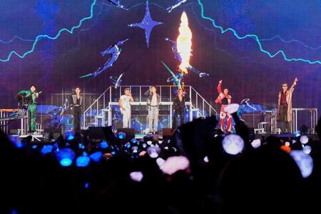 ツアー初日を迎えた三代目　Ｊ　ＳＯＵＬ　ＢＲＯＴＨＥＲＳの（左から）山下健二郎、ＮＡＯＴＯ、ＥＬＬＹ、ØＭＩ、今市隆二、岩田剛典、小林直己