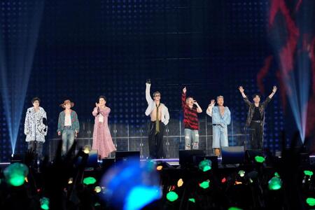 ツアー初日を迎えて笑顔を見せる（左から）岩田剛典、ＮＡＯＴＯ、ØＭＩ、小林直己、今市隆二、ＥＬＬＹ、山下健二郎