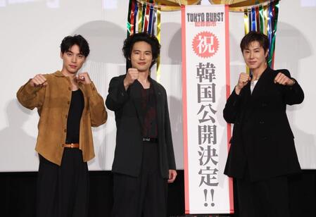 ポーズを決める（左から）福士蒼汰、水上恒司、ユンホ（撮影・佐々木彰尚）