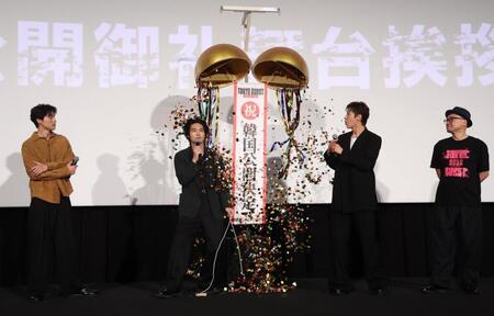 韓国公開が決定した（左から）福士蒼汰、水上恒司、ユンホ、内田英治監督（撮影・佐々木彰尚）