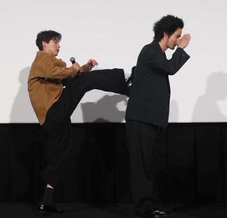 蹴るまねをする福士蒼汰（左）と水上恒司（撮影・佐々木彰尚）