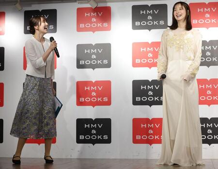 相場詩織（左）とトークする佐々木希＝６日