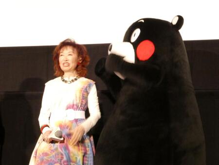 （左の）三田佳子に肩たたきをするくまモン