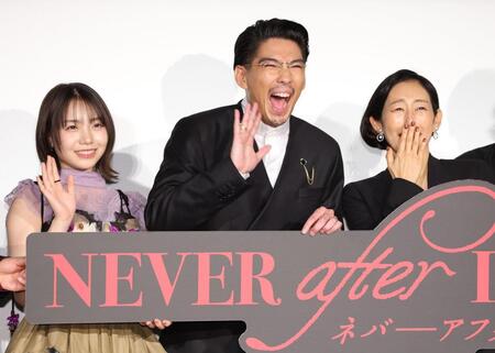 笑顔の（左から）稲垣来泉、賀来賢人、木村多江（撮影・棚橋慶太）
