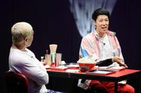 生配信で盛り上がる松本人志（左）と小籔千豊©吉本興業