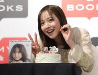 デビュー２０周年のお祝いケーキの前でポーズをとる佐々木希（撮影・西岡正）
